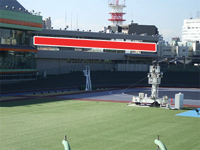 選手宿泊棟バンク側壁面の広告場所